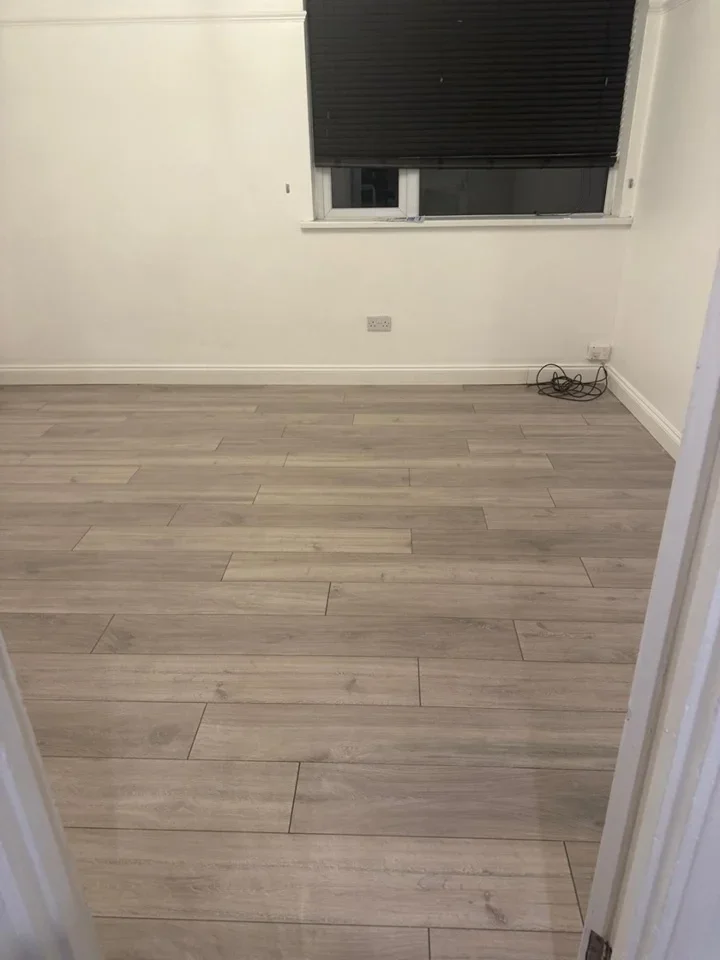 Flat Axminster Crescent in Greater London