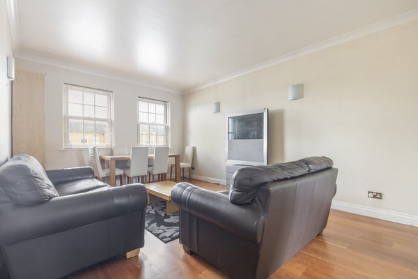 Flat Rotherhithe Street in London