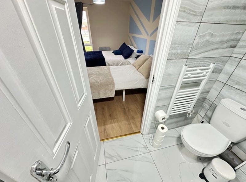 Room King George Crescent in Greater London