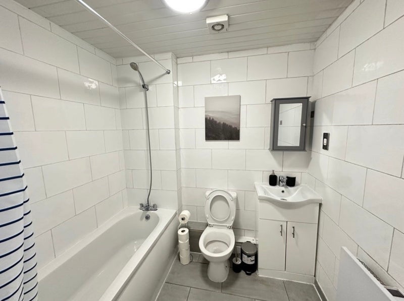 Room King George Crescent in Greater London