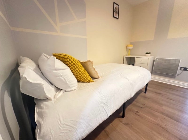 Room King George Crescent in Greater London