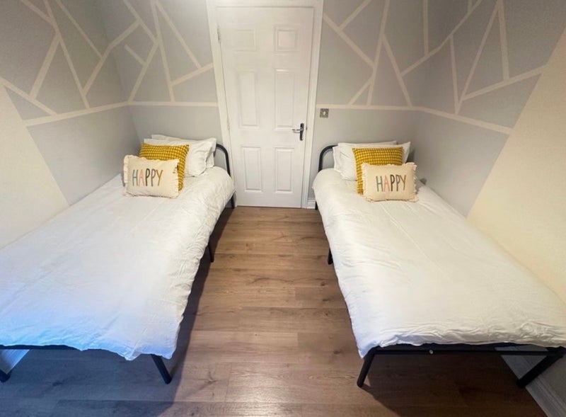 Room King George Crescent in Greater London