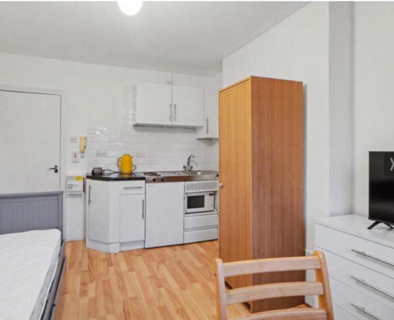 Flat Rowley Way in Greater London