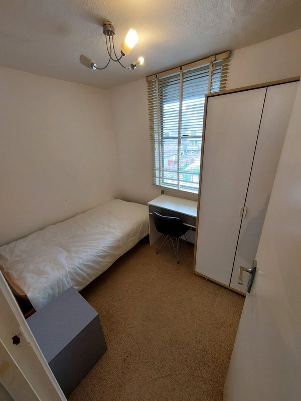 Flat Lamb's Passage in Greater London