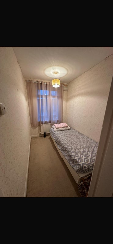 Room Rollason Road in Coventry