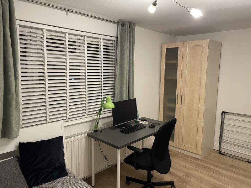 Room Raymond Road in Slough