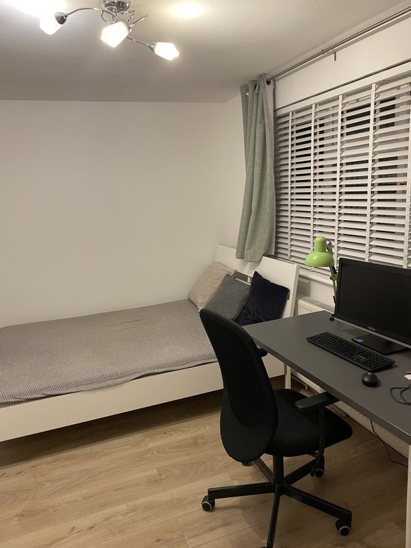 Room Raymond Road in Slough