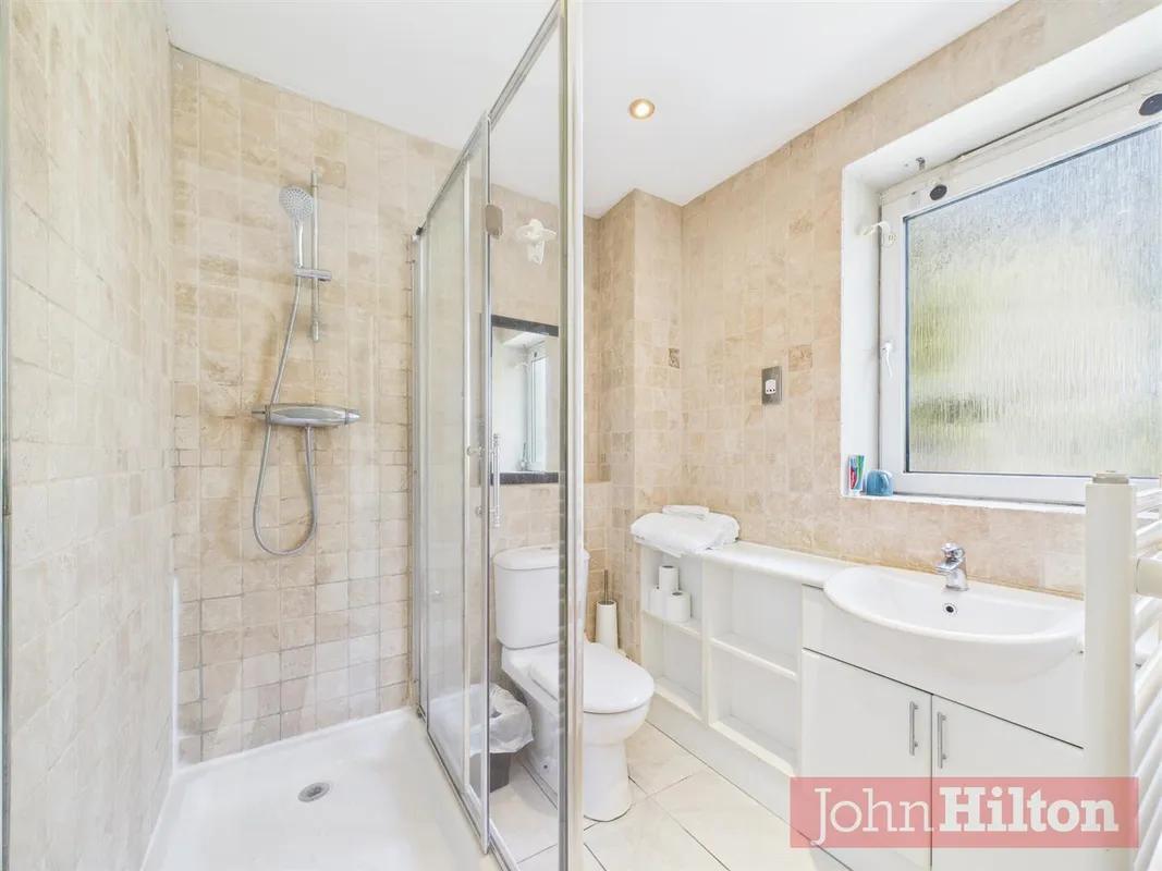 Room Kingscote Way in Brighton