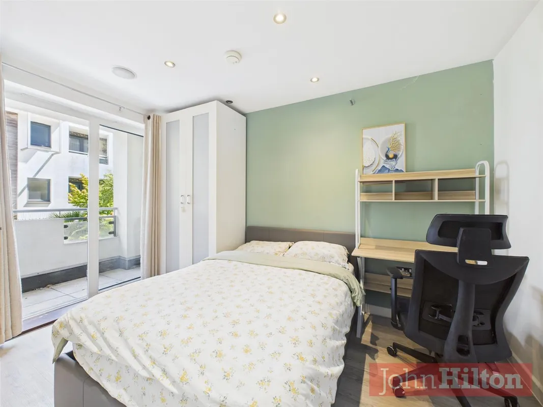 Room Kingscote Way in Brighton