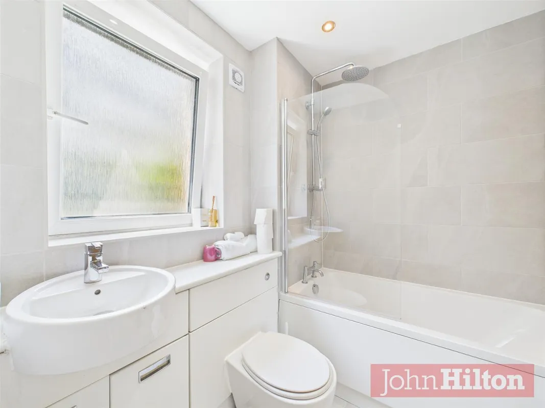 Room Kingscote Way in Brighton