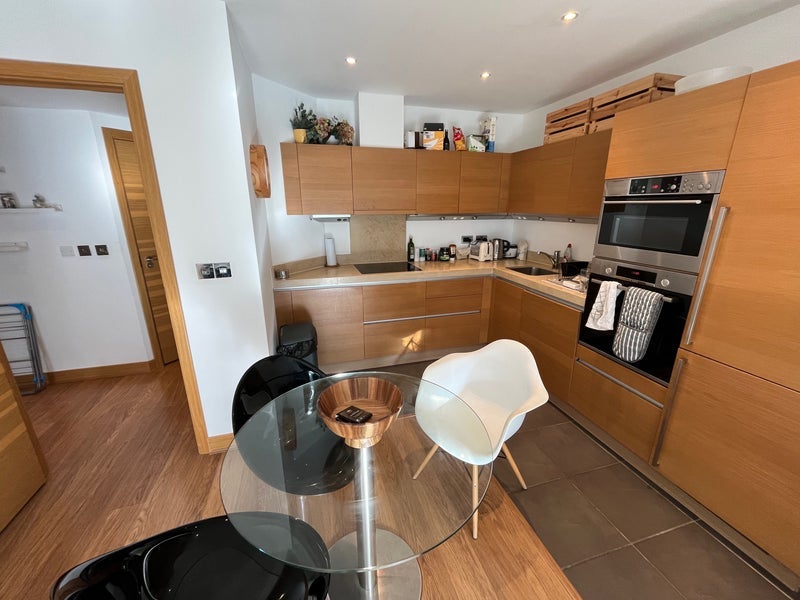Room Queenstown Road in Greater London