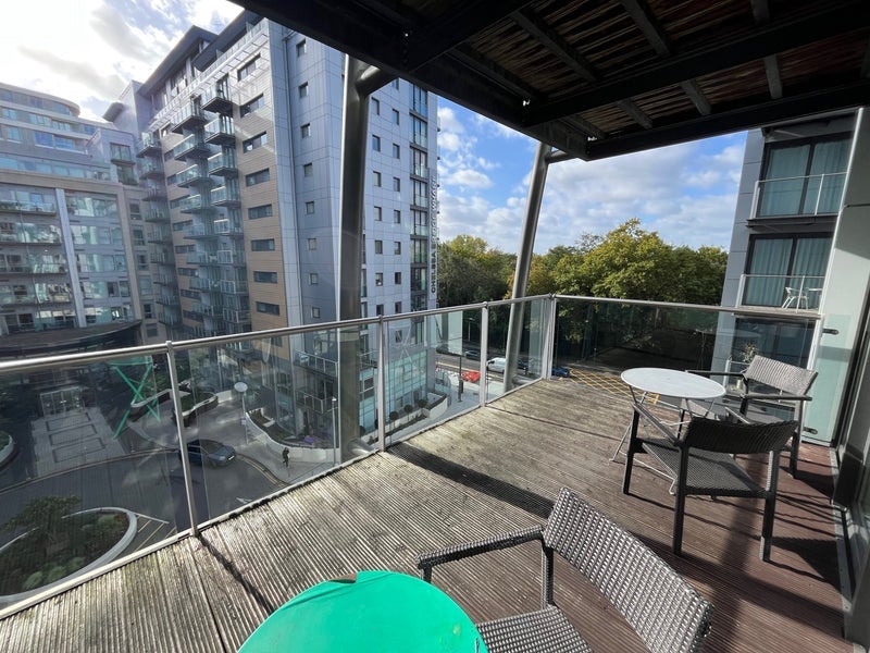 Room Queenstown Road in Greater London