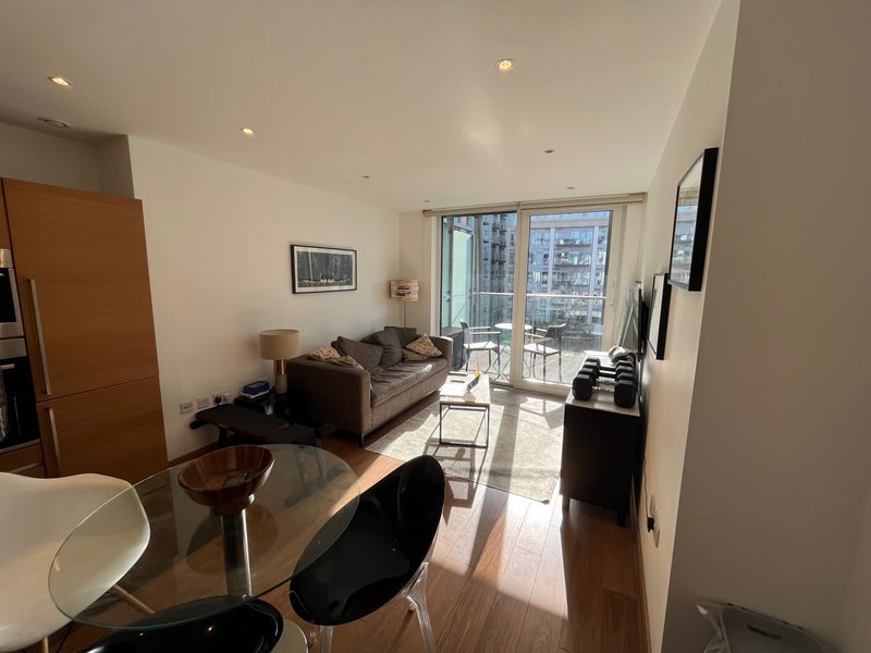 Room Queenstown Road in Greater London