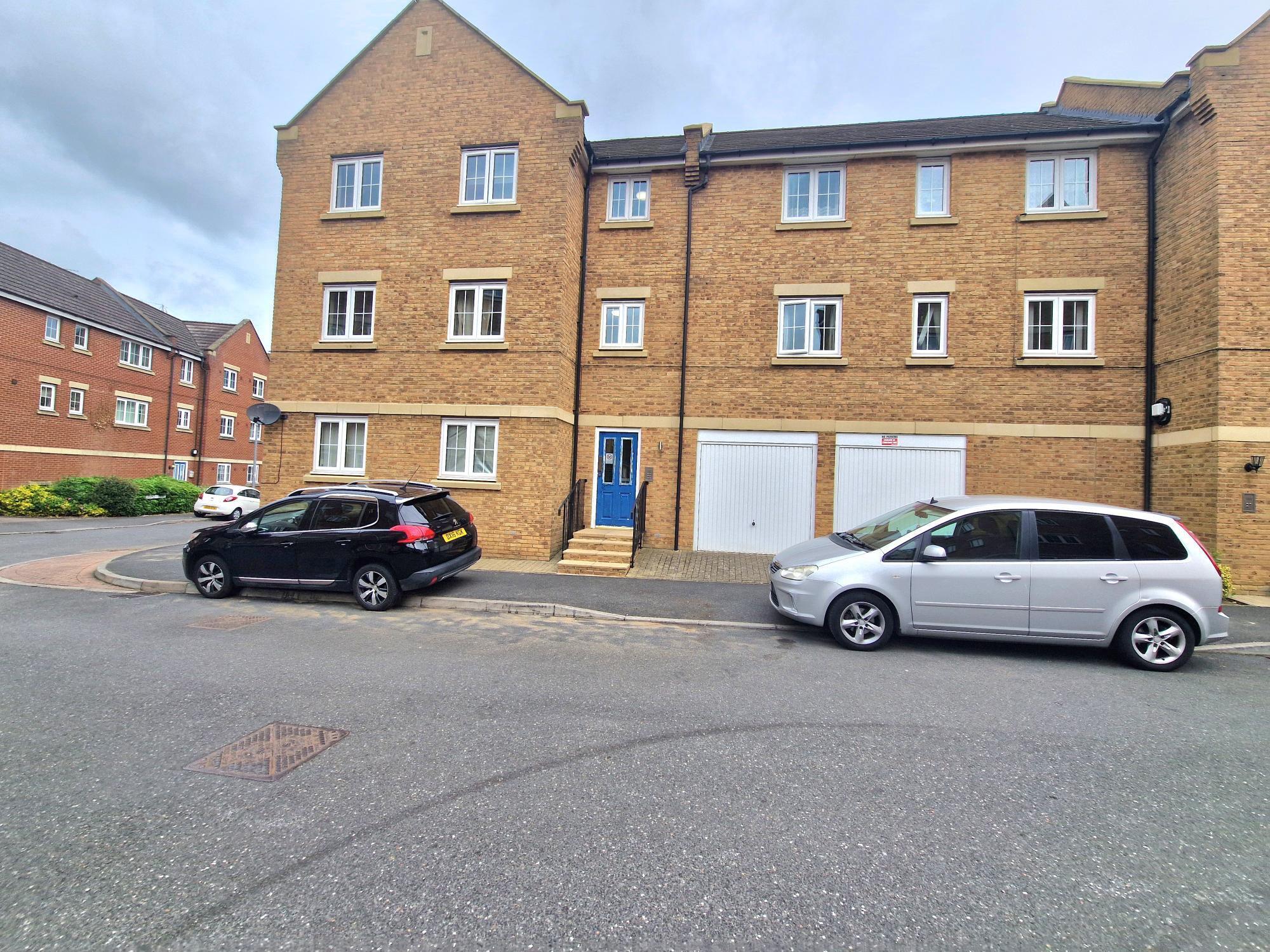 Flat Bramley Court in Dunstable