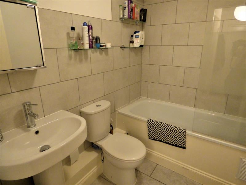 Flat Waldegrave Road in Greater London