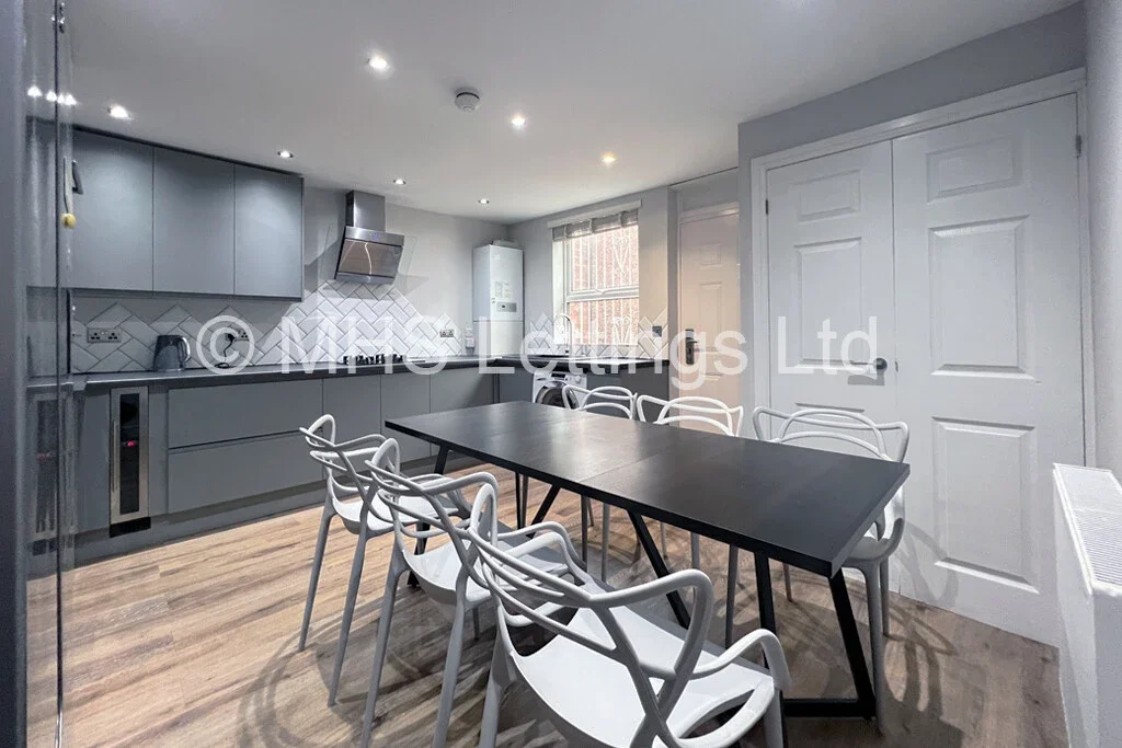 Flat Hartley Crescent in Leeds