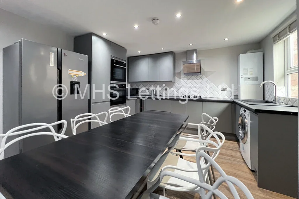 Flat Hartley Crescent in Leeds