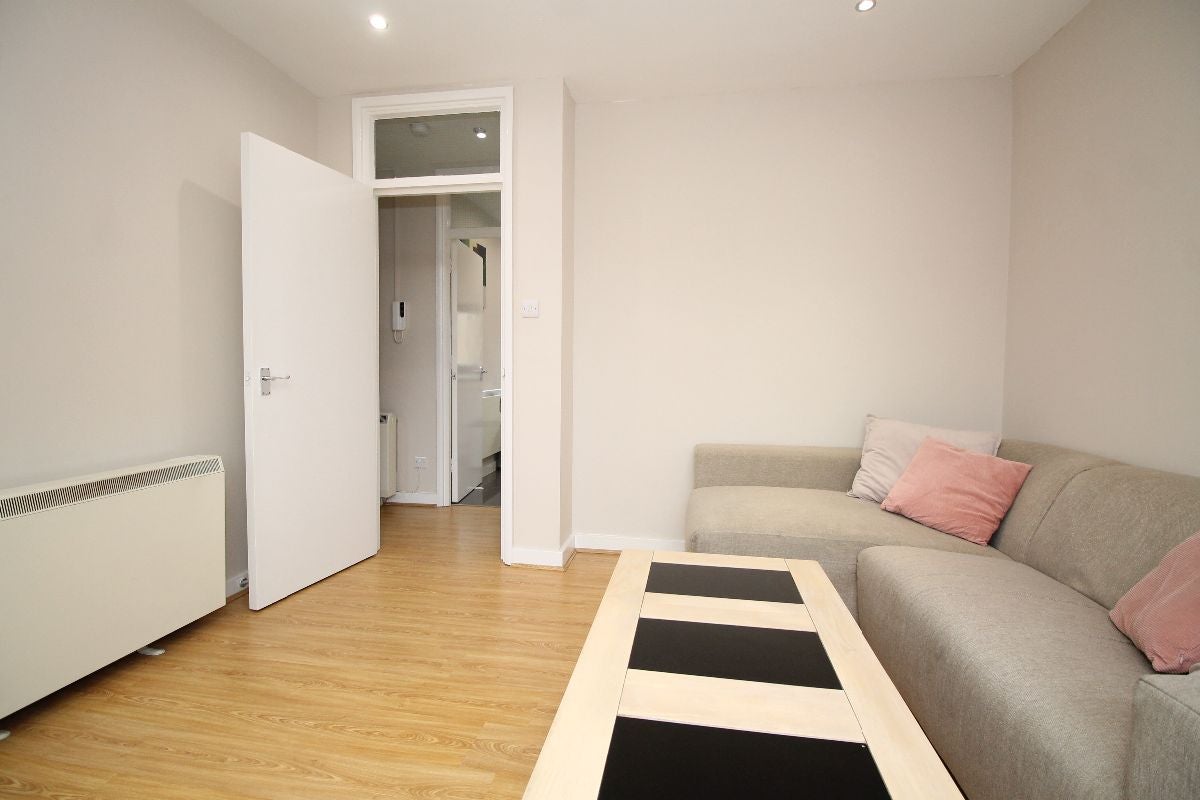 Flat Rich Street in Greater London