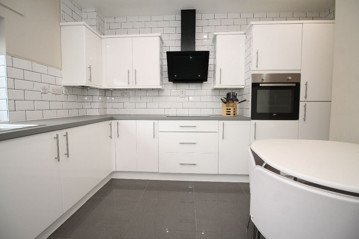Flat Rich Street in Greater London