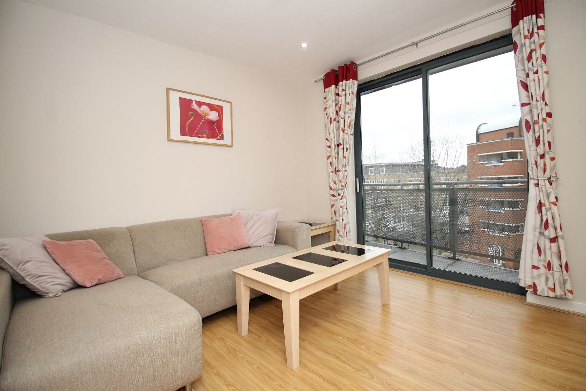 Flat Rich Street in Greater London