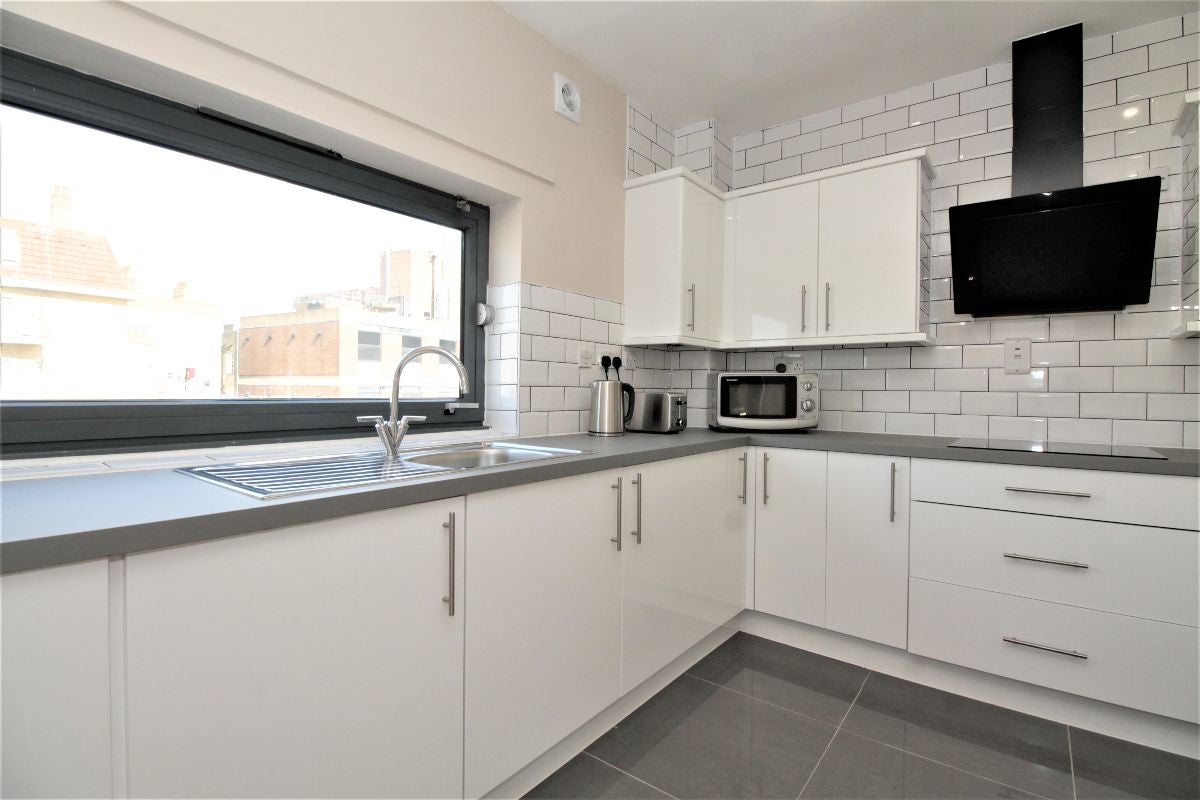 Flat Rich Street in Greater London