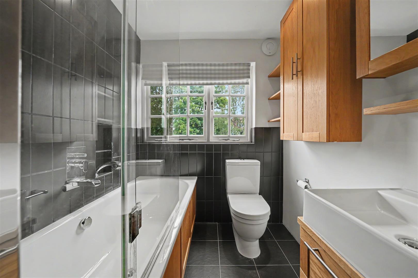 Flat Ferncroft Avenue in Greater London