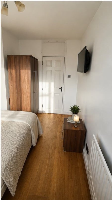 Room Holybourne Avenue in Greater London