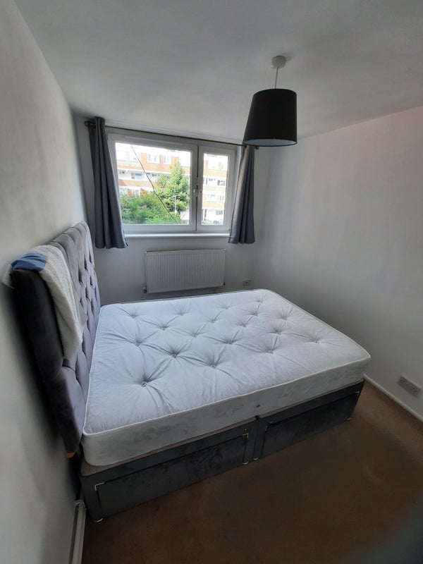 Room Carriage Drive West in Greater London