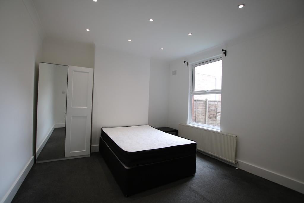 Flat Dudden Hill Lane in Greater London