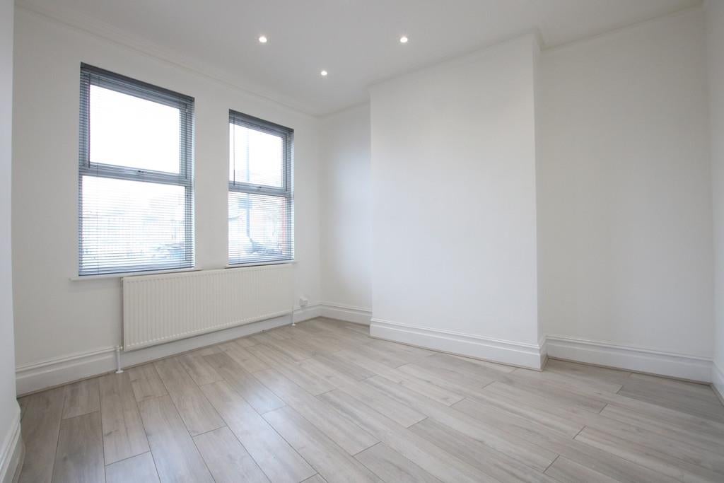 Flat Dudden Hill Lane in Greater London