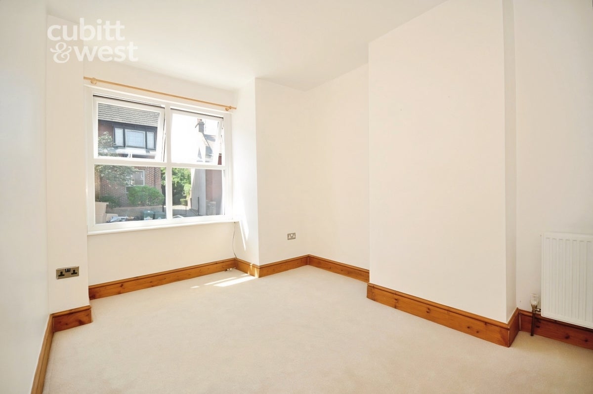 Flat Ashdon Way in Basildon