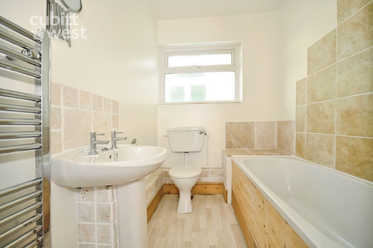 Flat Ashdon Way in Basildon