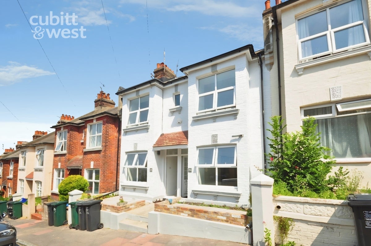 Flat Ashdon Way in Basildon