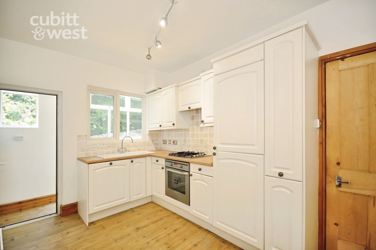 Flat Ashdon Way in Basildon