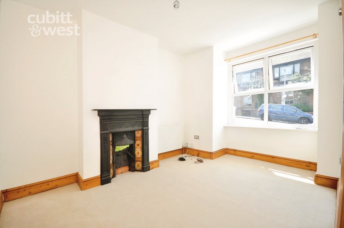 Flat Ashdon Way in Basildon