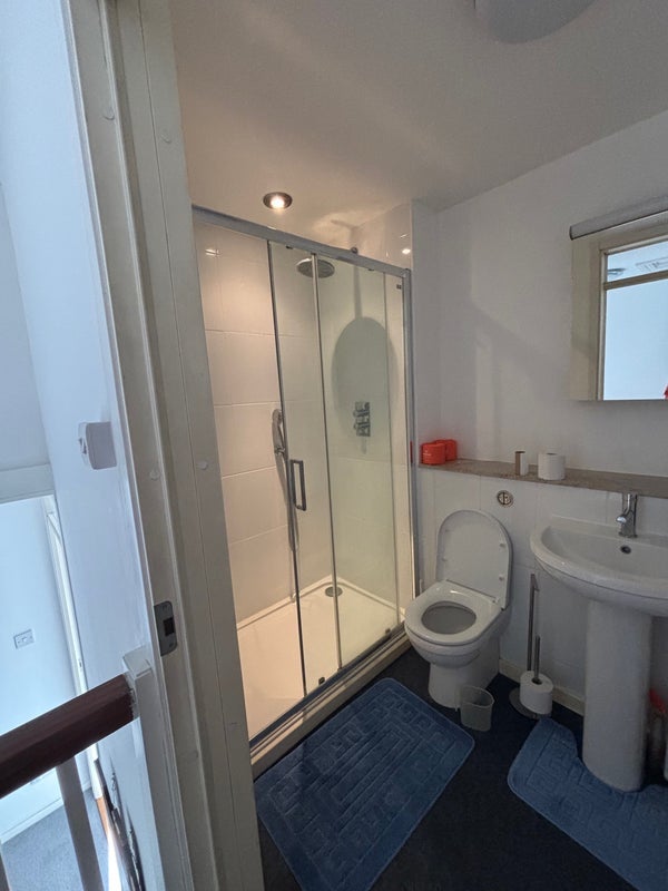 Room Cardinals Way in Greater London