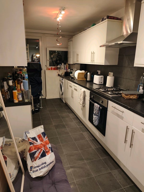 Room Turpin Way in Greater London