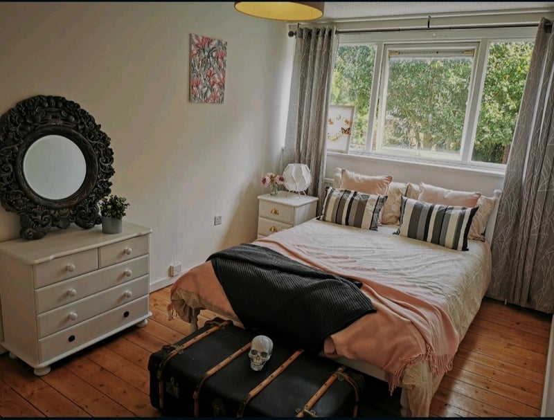 Room Turpin Way in Greater London
