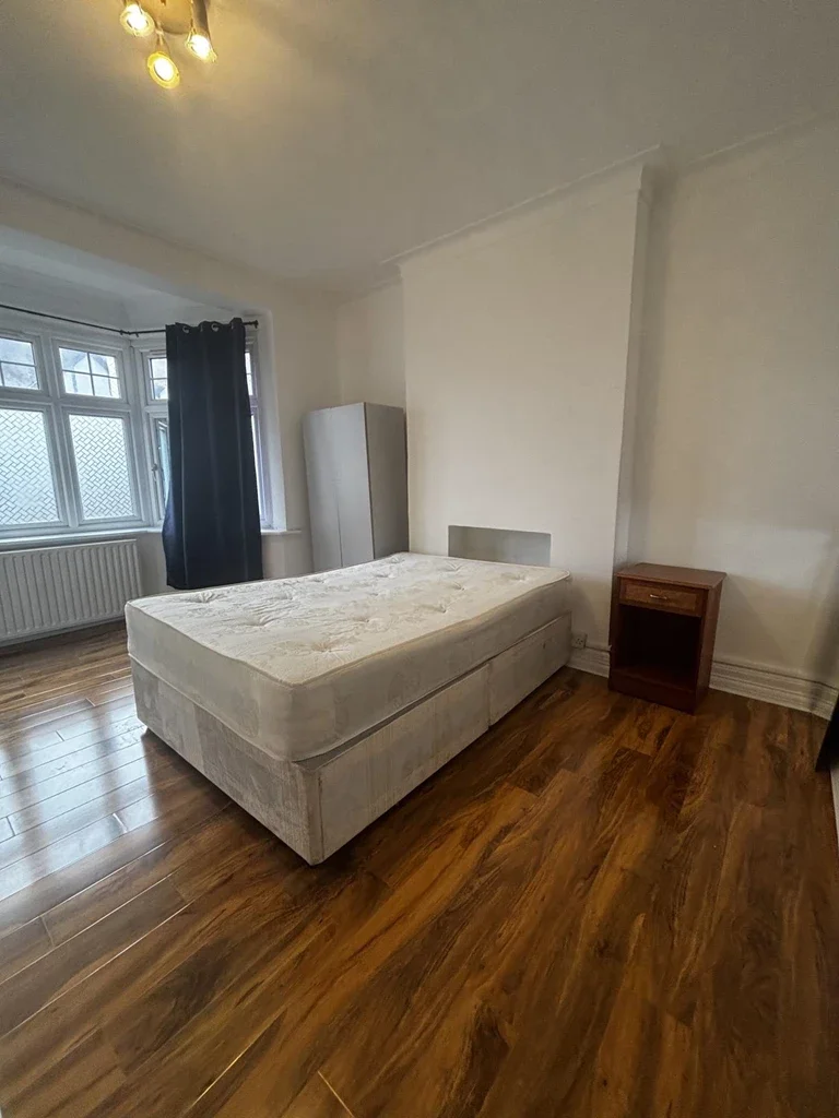 Room Rowsley Avenue in London
