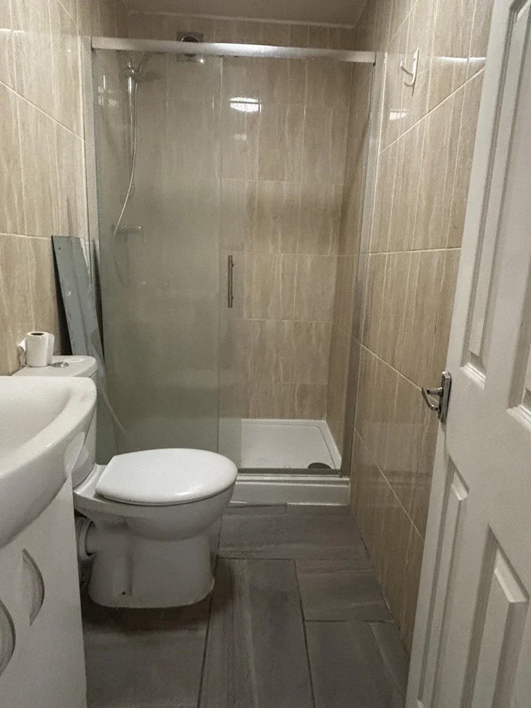 Room Rowsley Avenue in London