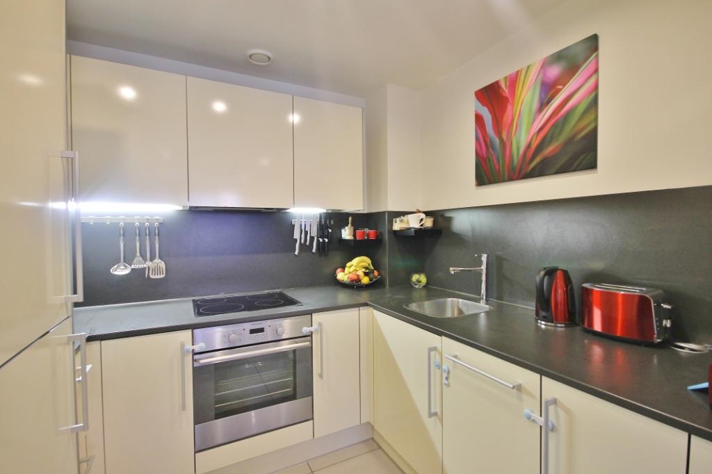 Flat Twickenham Road in Greater London