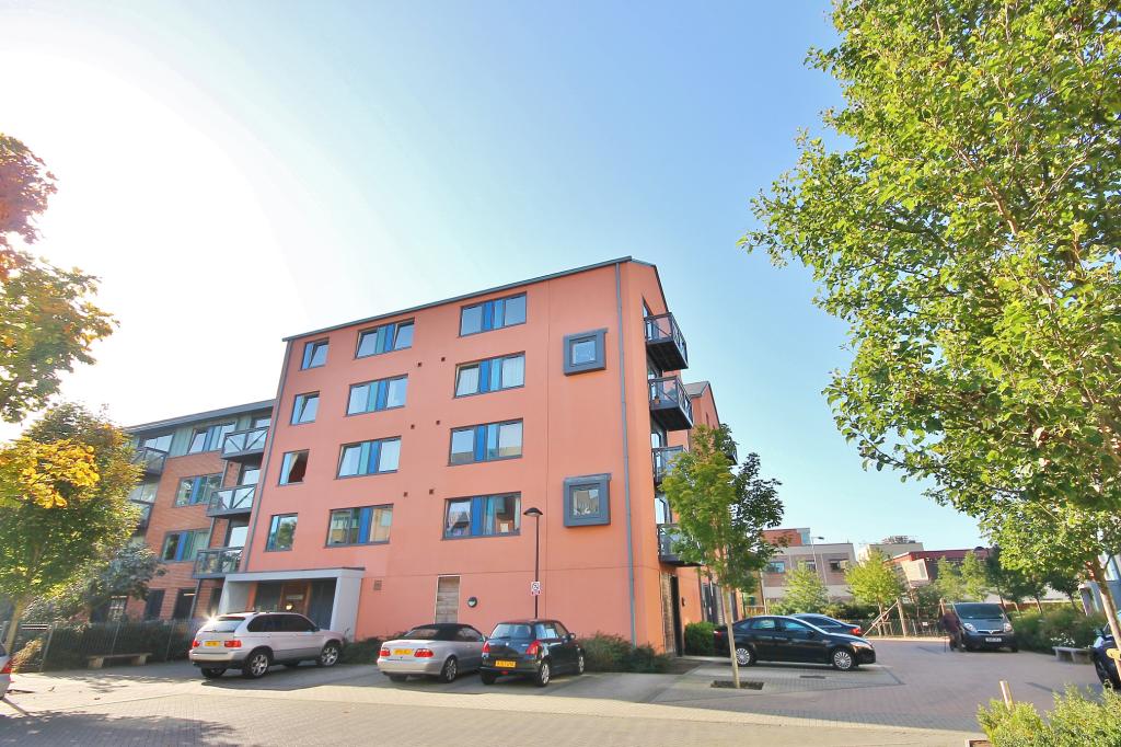 Flat Twickenham Road in Greater London