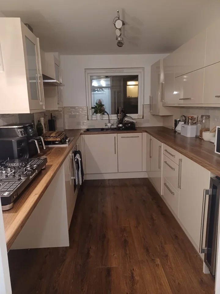 Flat Albemarle Road in Greater London