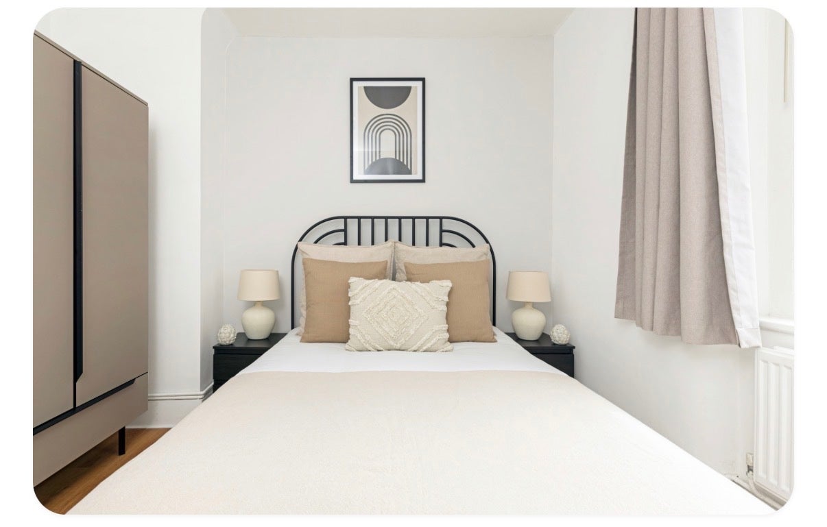 Flat Wellington Way in Greater London