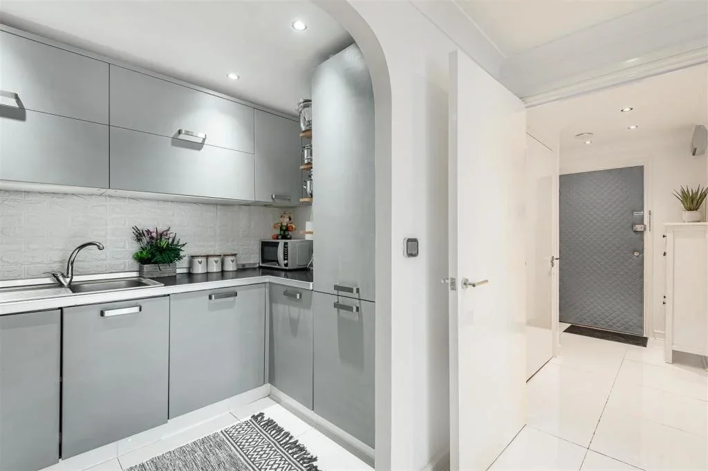 Flat Goldsworth Road in Woking