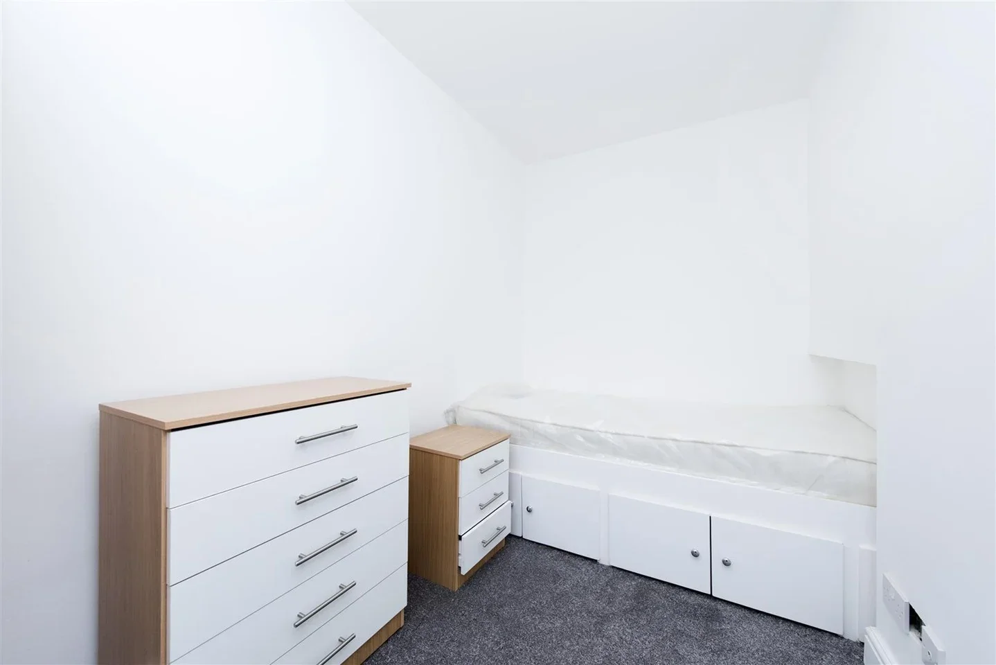 Room Cavendish Avenue in Greater London