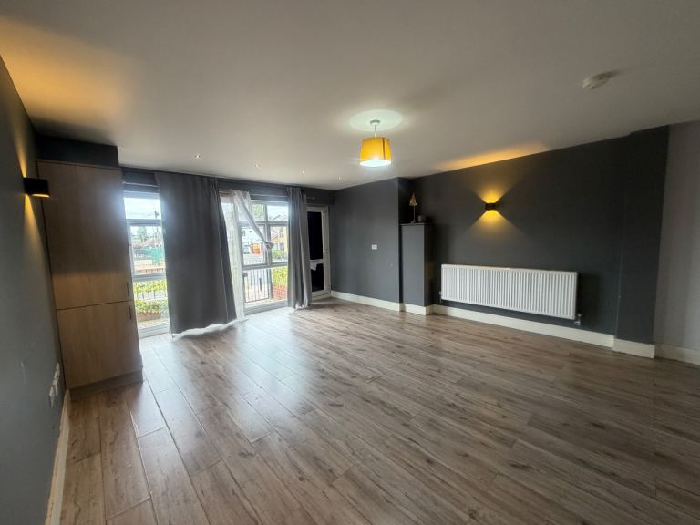Flat Hornchurch Road in Greater London