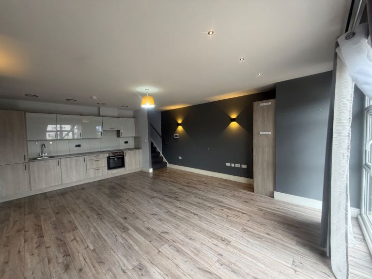 Flat Hornchurch Road in Greater London