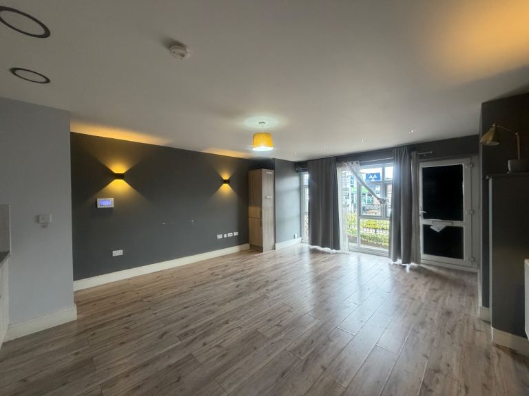 Flat Hornchurch Road in Greater London