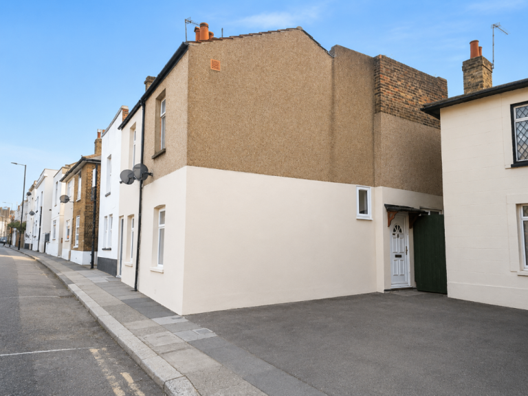 House Sandy Hill Road in Greater London